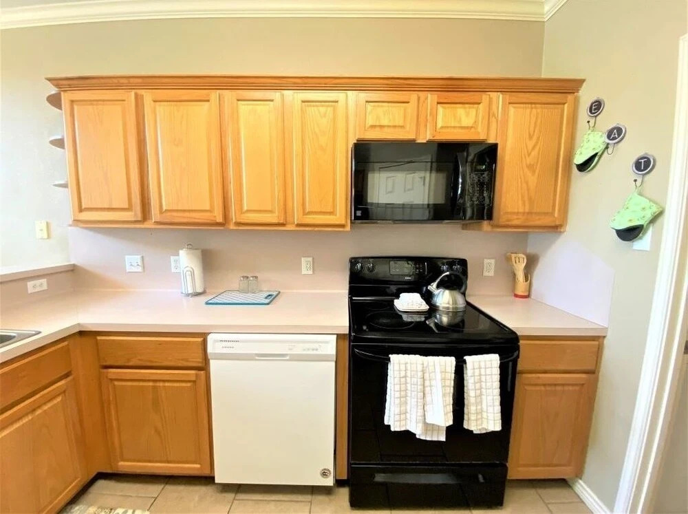 New Owner! 3 Bed, 2.5 Bath Townhouse, Close To Whitecap Beach 3 Bedroom Townhouse by Redawning