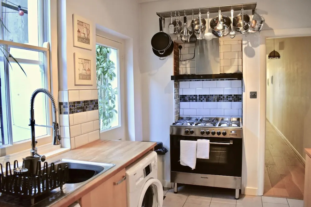 Spacious 1 Bedroom Flat Near The Beach