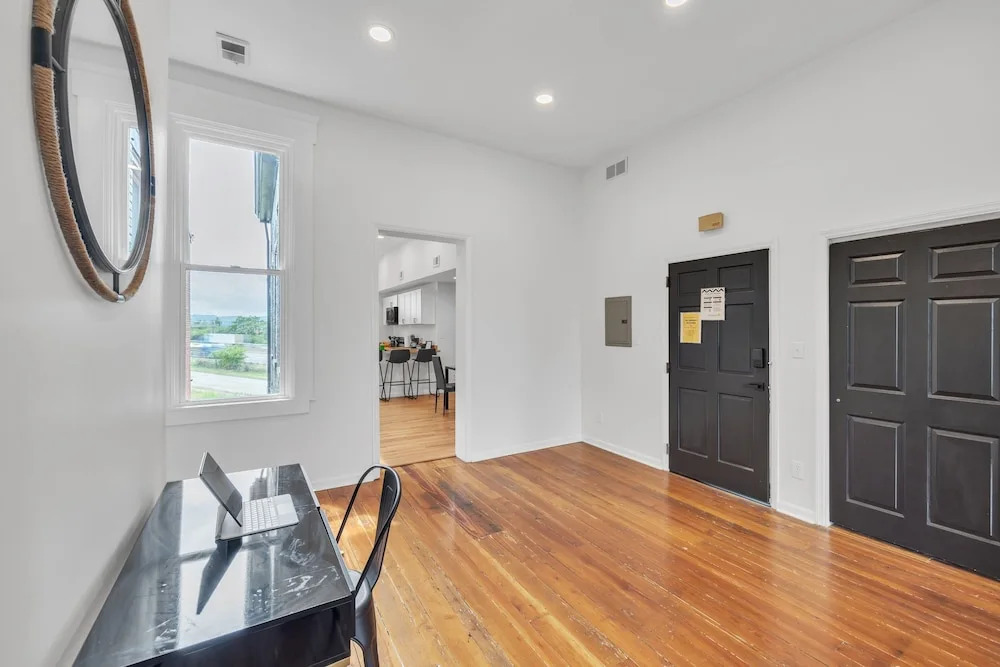 2 King/3 Bath, Toddler Friendly, Free Parking/laundry 2 Bedroom Duplex by Redawning
