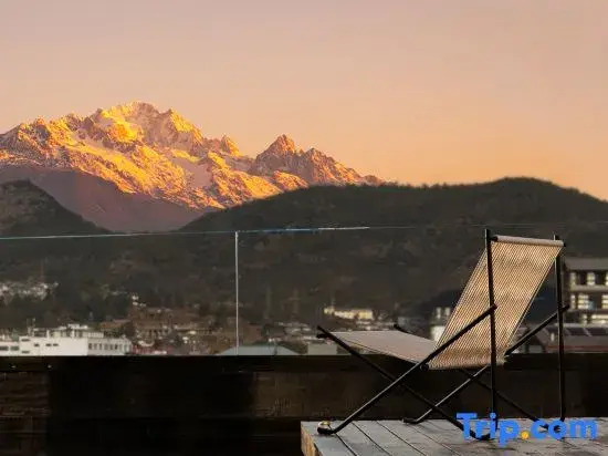 Peak Vista-Golden Peaks View Resort: Sky Garden Café & Snow Mountain Terrace (Lijiang Ancient Town)
