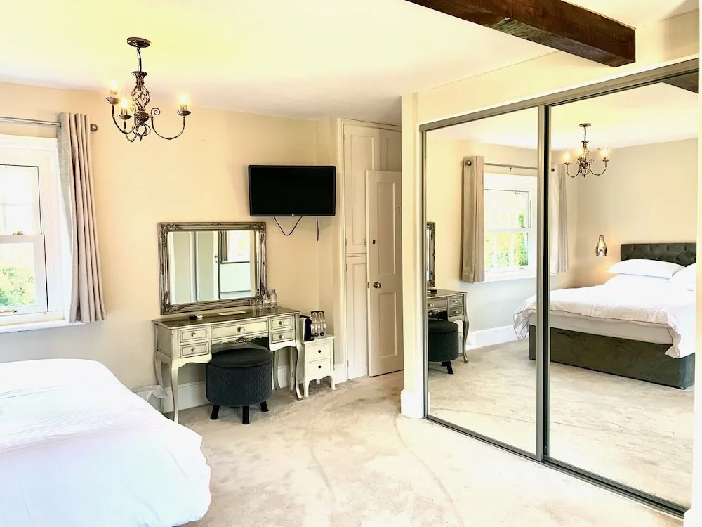 The Farmhouse - Sleeps 12 with Private Grounds