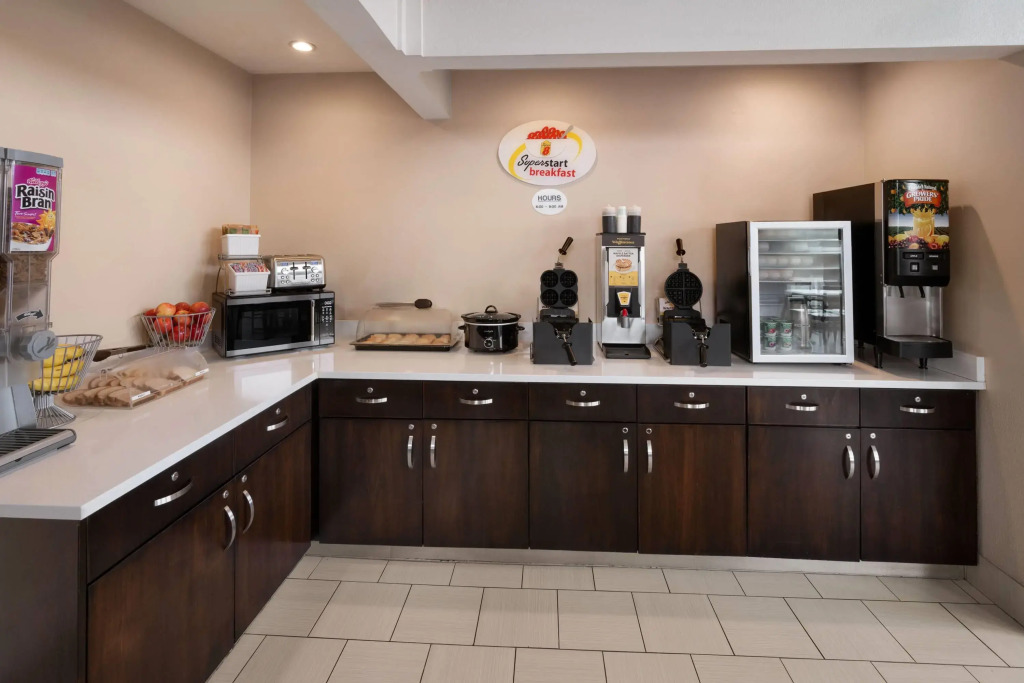 Super 8 by Wyndham Longmont/Twin Peaks