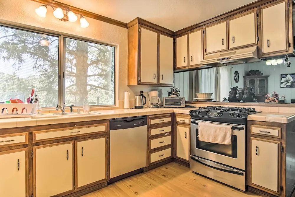 5 Mi to Lake Arrowhead Village: Cabin w/ Game Room