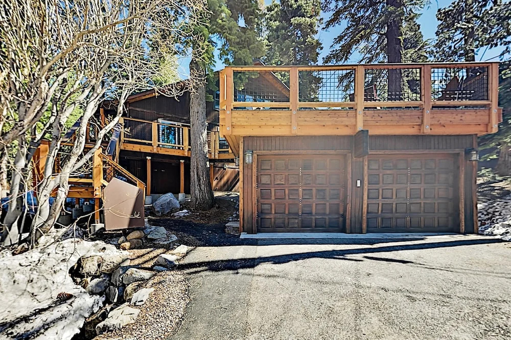 Cozy All-Season Cabin Near Shops, Beach, Skiing home