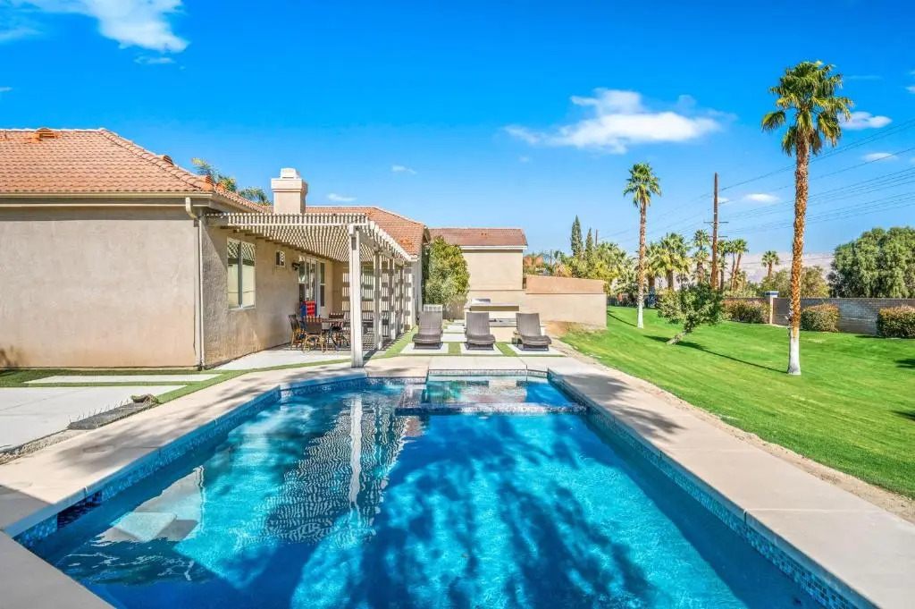 New Listing Luxurious Getaway Near Polo Fields home of Coachella, Stagecoach Sleeps 11 Pool,Parking, Golf, Spa, Coffee