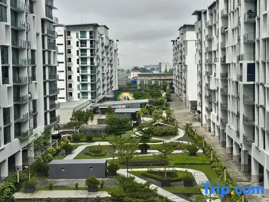 The Everly Lhesson Kuching