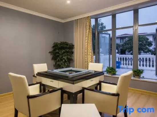 Qinyuan Lake View Pool Villa