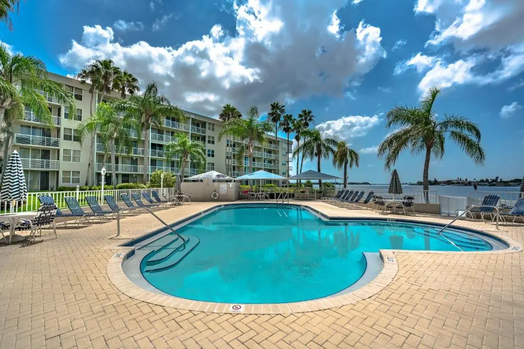Bahia Vista 9-521 by Distinctive Beach Rentals