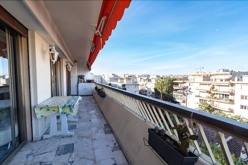 Lacour 64 Cannes