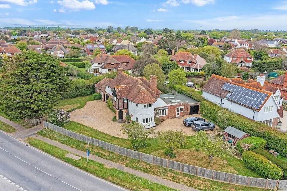 Charming Beach Getaway - Spacious 4BR Sunny Garden
