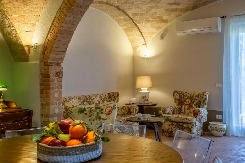 Podere Acqua Calda is an old stone farmhouse, recently renovated, located within walking distance fr-Podere Acqua Calda