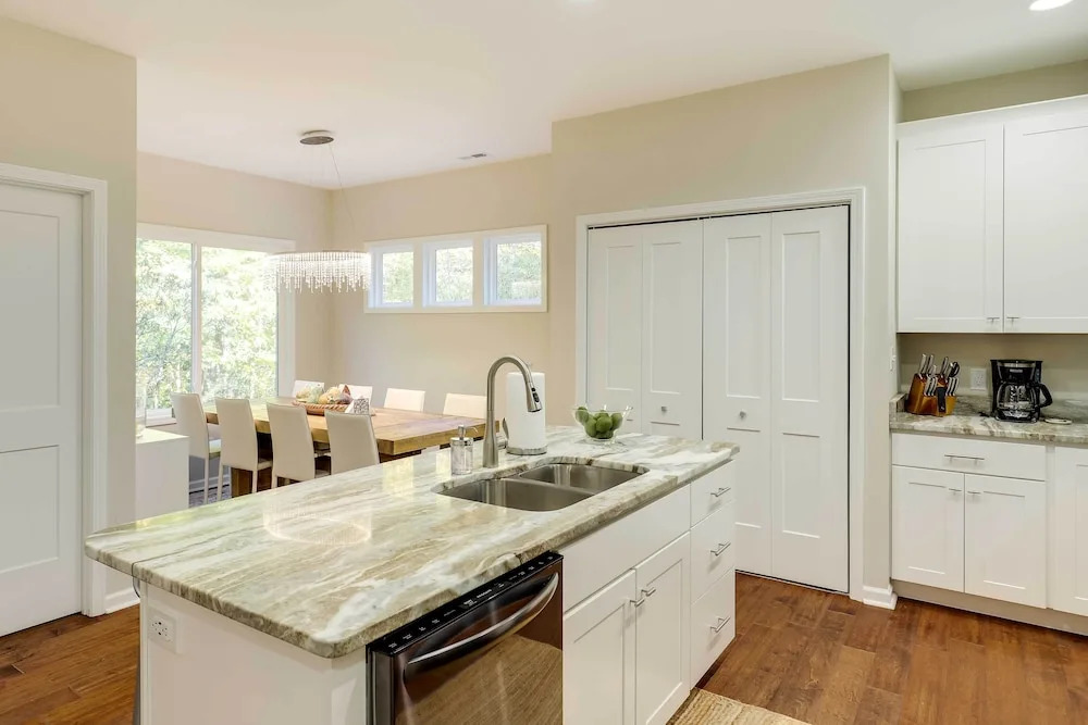 Luxe Mountain Home Near Ridgecrest & Asheville!