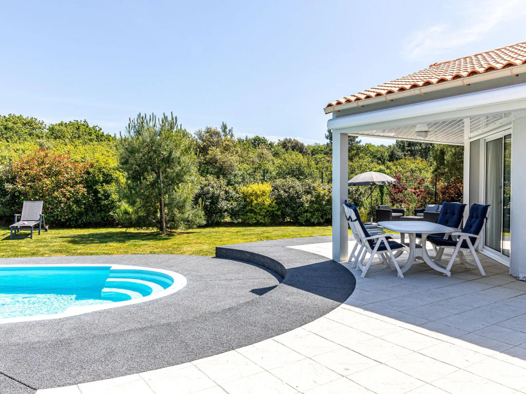 Luxurious, attractively furnished villa, 800 m. from the sea