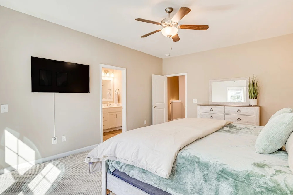 Coastal Beaufort Abode - Pool Access, Near Beaches