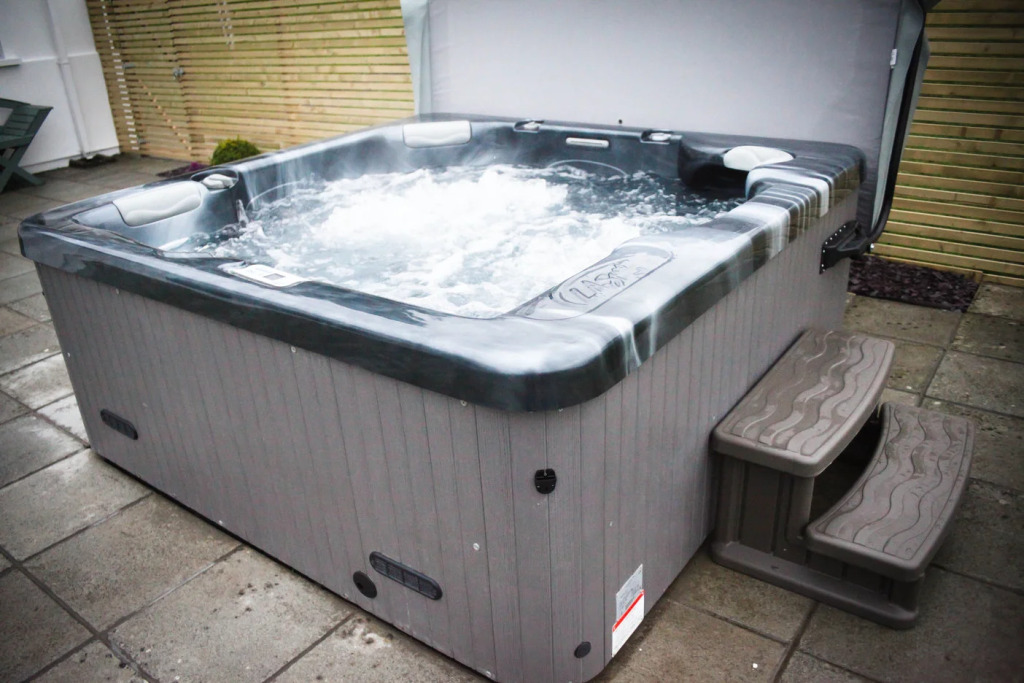 Amber Cottage - Luxury Cottage, Hot Tub, Sea Views and Log Burner