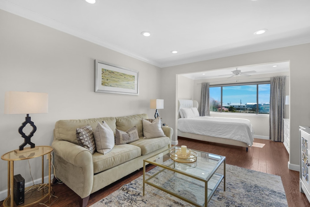 Sunset Harbor Palms 2-304