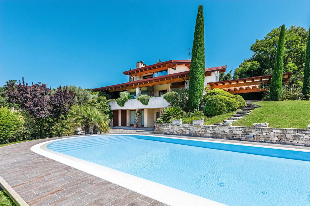 Villa Vittoria con Piscina e Vista Lago by Wonderful Italy