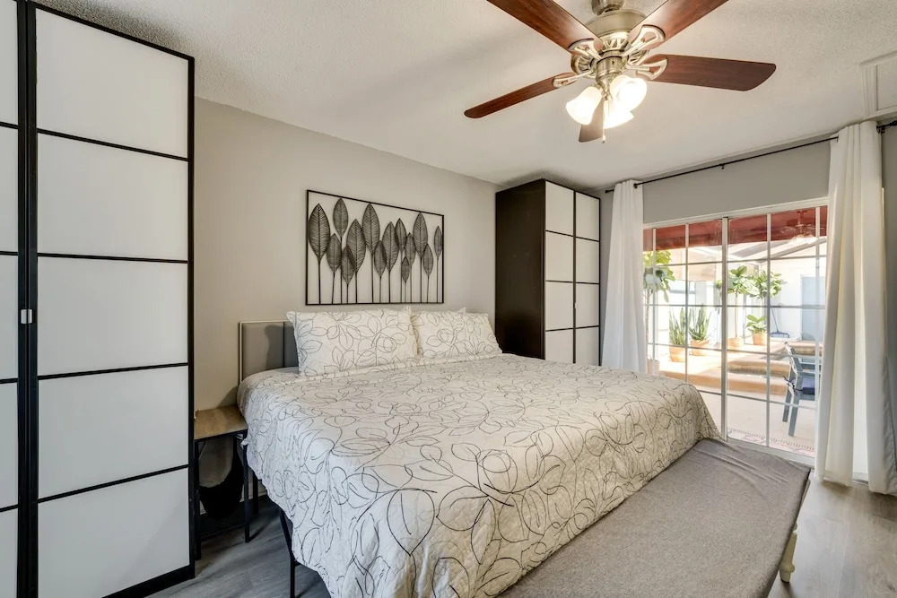6 Mi to Disney: Group-friendly Kissimmee Retreat!