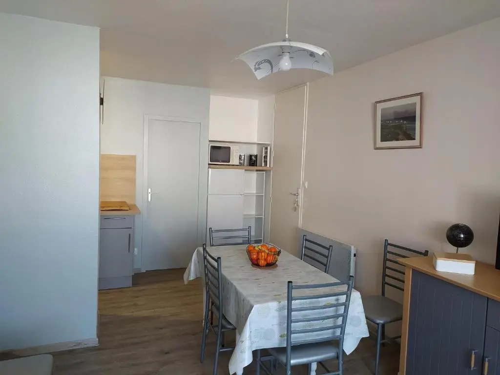 Appartement restauré à 50 m de la plage