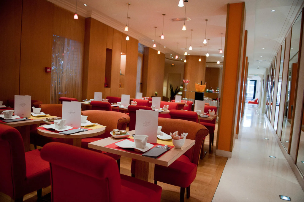 Westside Arc de Triomphe Hotel