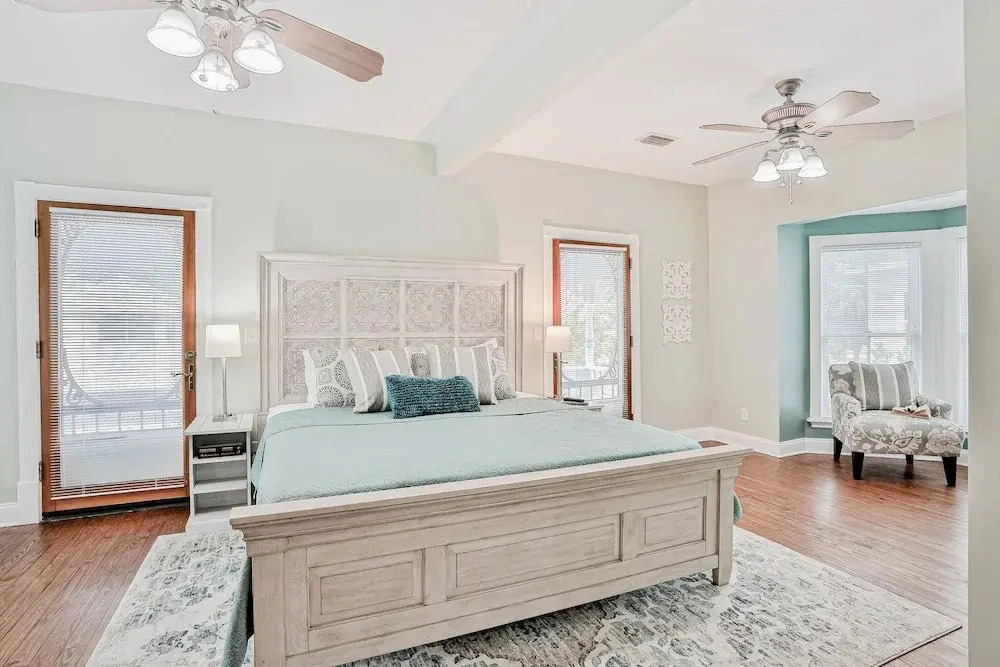 Classic Victorian Home Near Downtown With a Private Pool, Wifi, & Washer/dryer
