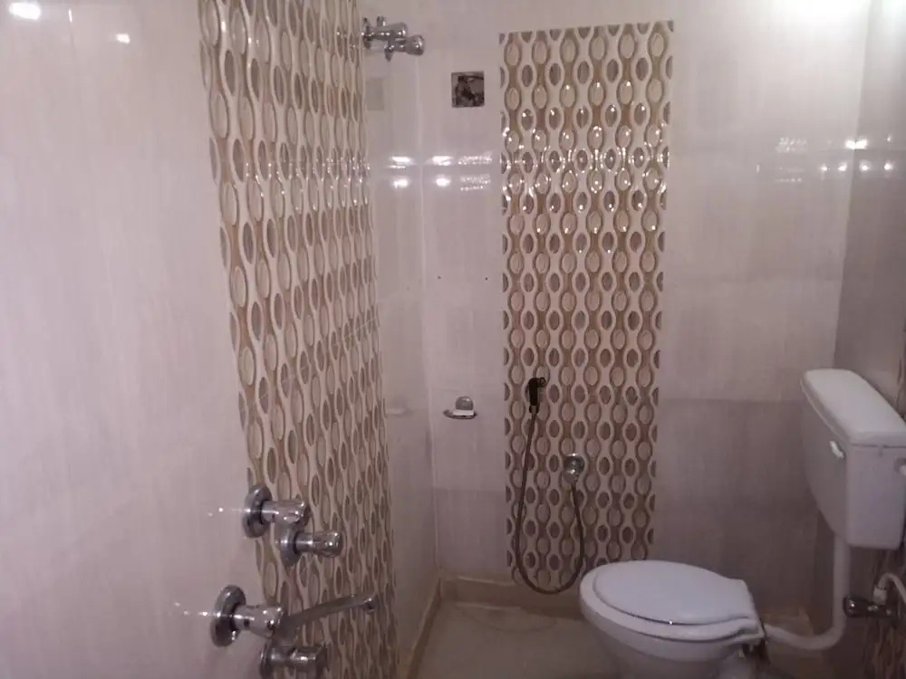 Royal Guest House & Service Apartment