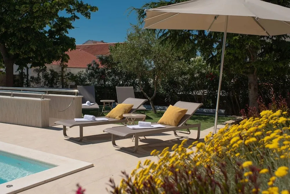 Seagull Pool Apartments & Studios