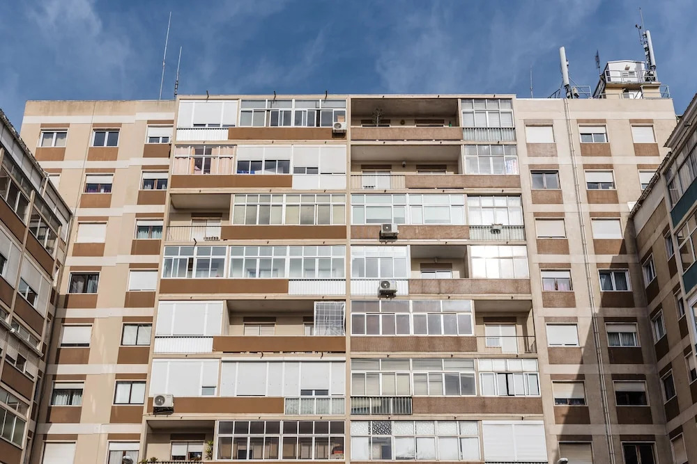 Light-Filled Apt, w/ Free Pick-Up By TimeCooler