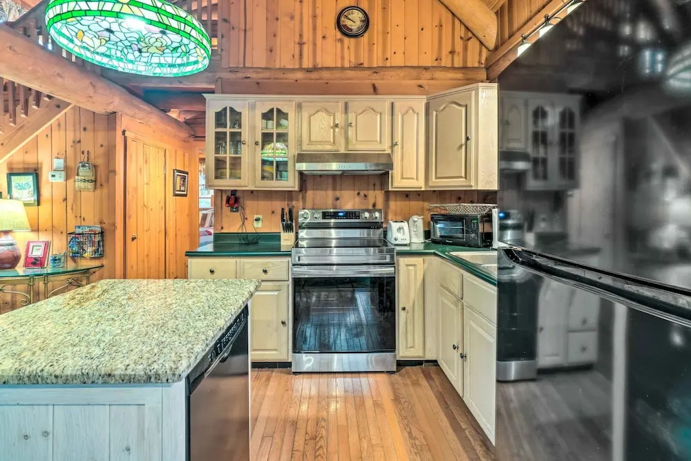 Gatlinburg Log Cabin w/ Hot Tub & Mountain Views