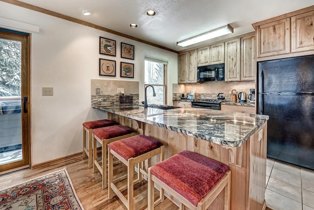 Mountainside House 673 4 Bedroom Home by RedAwning