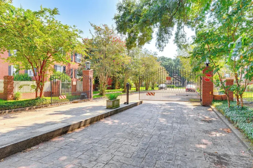 Pet-friendly Mobile Condo ~ 4 Mi to Downtown!