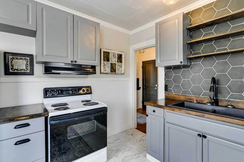 Cozy Starkville Apartment: Walk to Main Street!