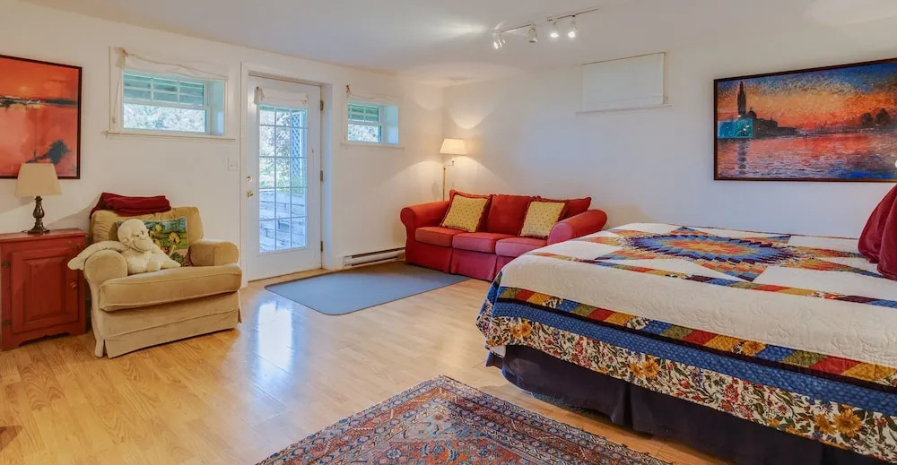 North House - Lovely Lac-Brome 3 Bedroom Lakefront Cottage