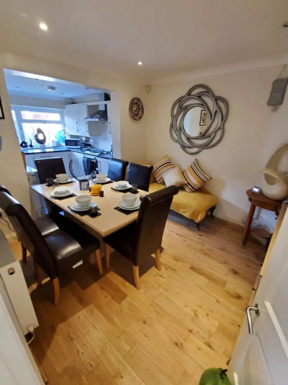Stylish 3 bed house with Garden Free Parking