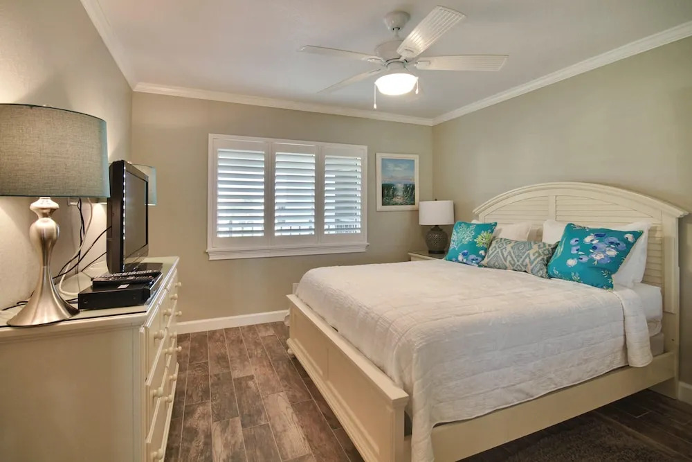 Land's End 402 Building 10 Beautiful Updates / Beachfront!