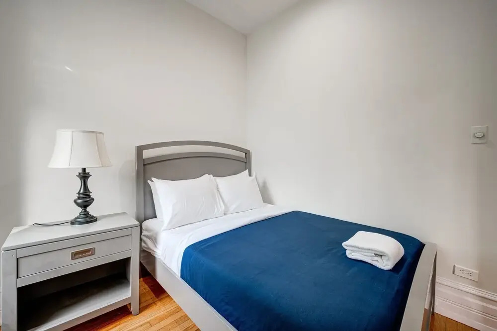 Huge Lincoln Park 6 Bed Duplex with Free Parking by AllSet Turnover