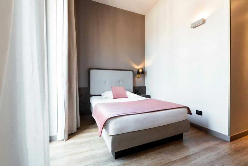 Mokinba Hotels King