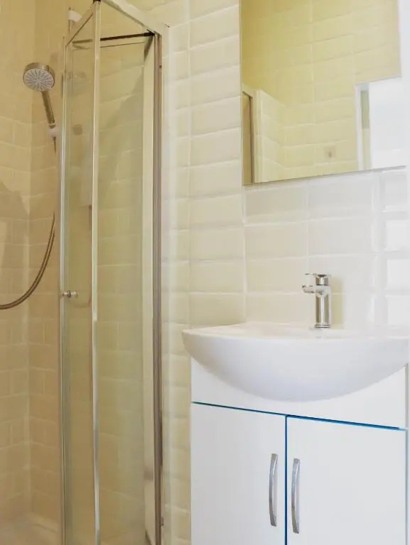 Shirley House 1, No-Frills Guest House, Self Catering, Smart Lock Check-in, Kitchen, Washer, Dryer, Great for Contractors