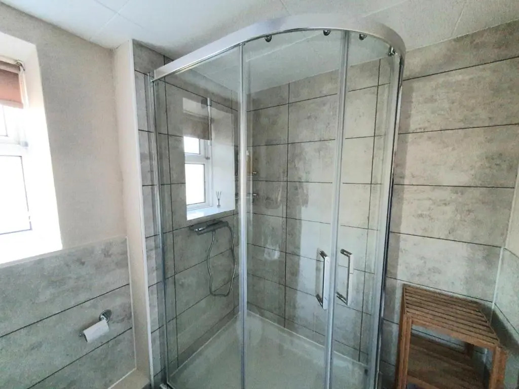 Wentworth Apartment with 2 bedrooms, Superfast Wi-Fi and private parking