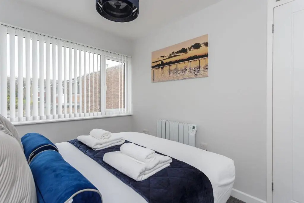 Oliverball Serviced Apartments - Castle View - Port Solent Stunning Waterfront House