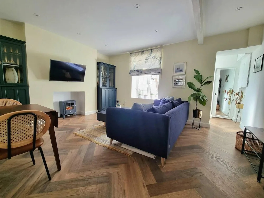 Spacious & Renovated 1-bed Garden Flat in London