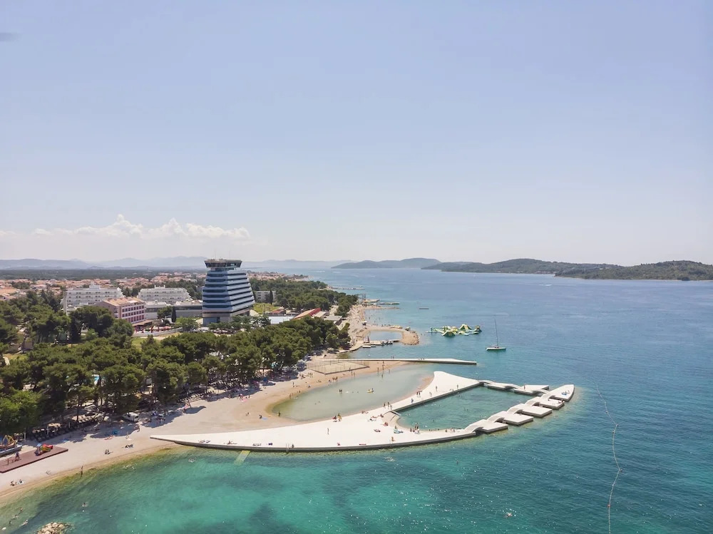 Apartment Center and Beach
