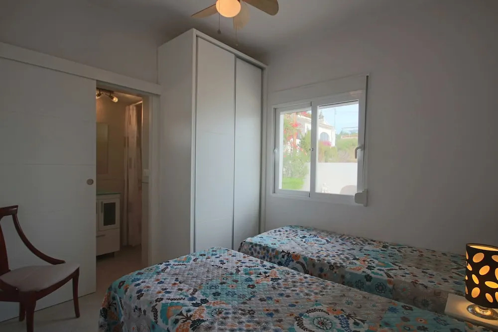 Private Family Retreat With Pool Short Walk to the Sea