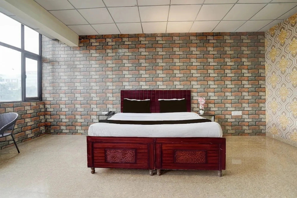 Saver Double Hotel O Sec 58 Hotel Alpha