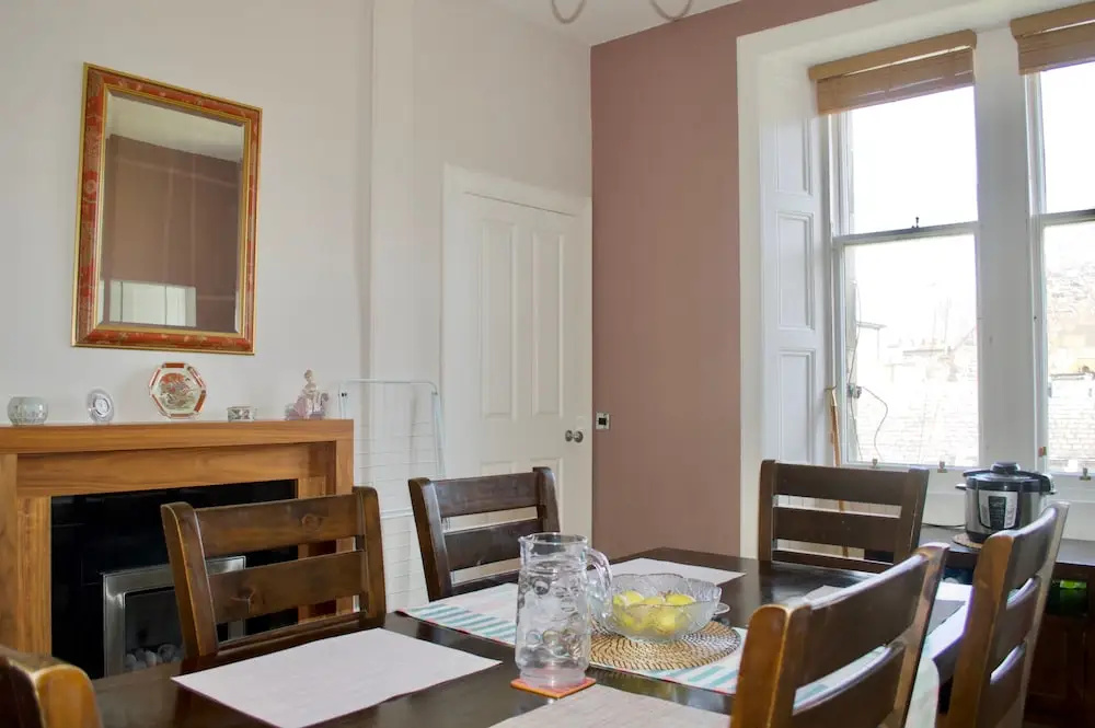 Beautiful 2 Bedroom Flat in Leith