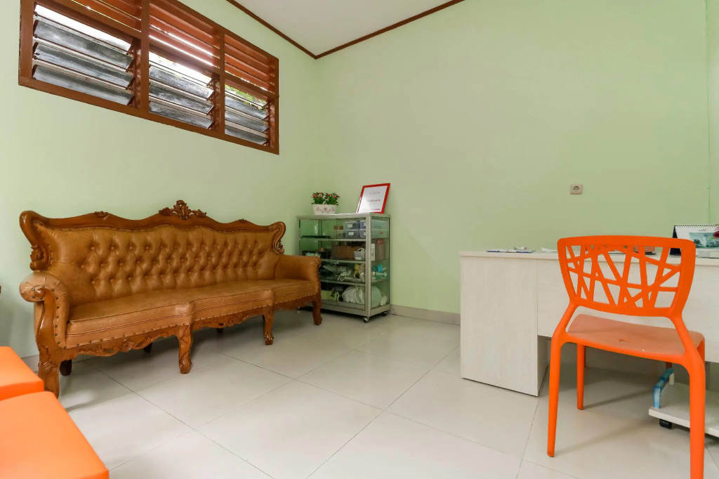 Reddoorz Plus @ Karet Pedurenan 3