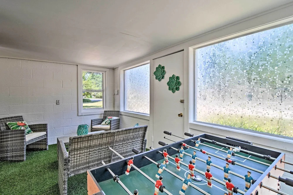 Stylish Dog-friendly Bungalow: Steps to Elk Lake