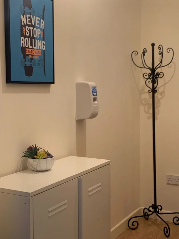 Absolute Stay in Sherwood-free Parking-east Midlands Airport-contractors-family