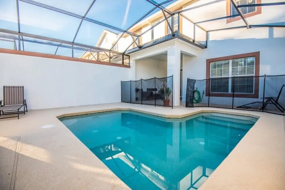 4 Bdrm With Private Pool