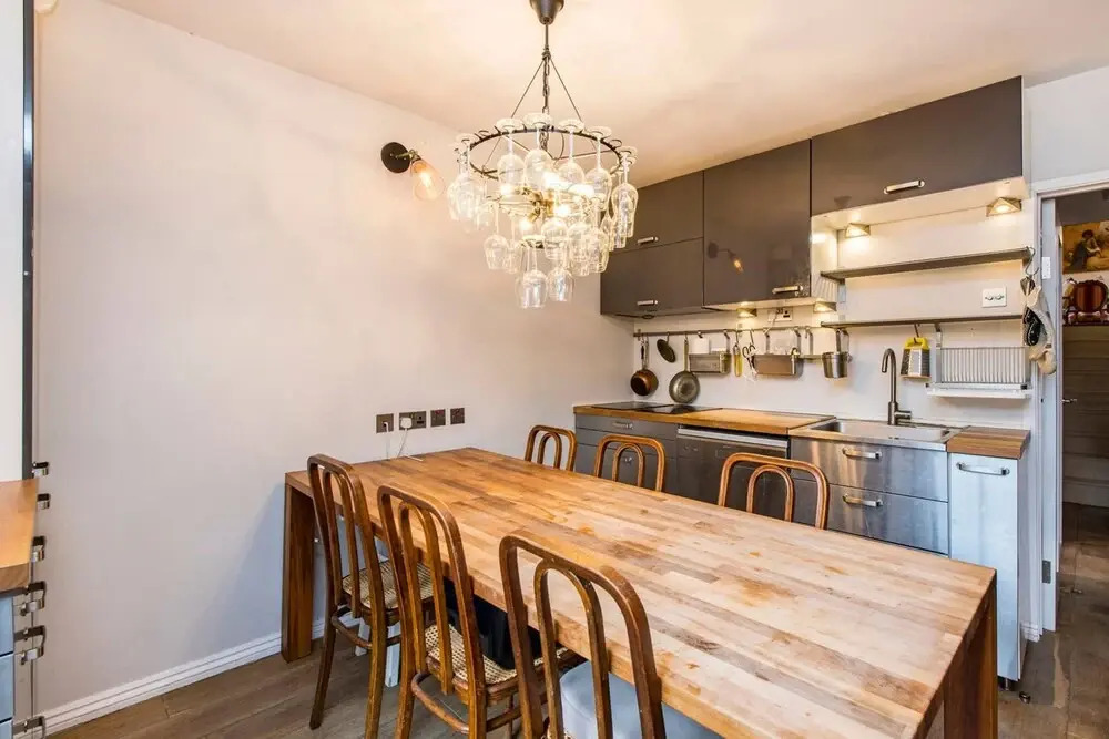 Excellent 4 Bed Apartment For Your Perfect Stay!